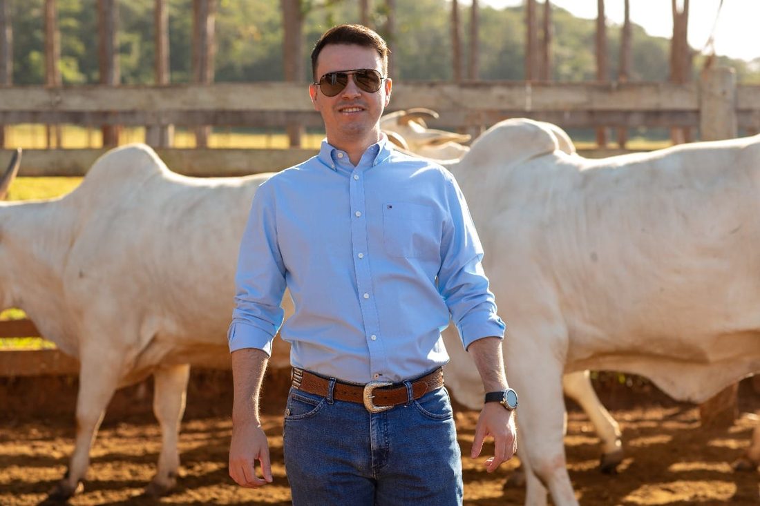Rafael Borges do Prado, engenheiro agrônomo da Agro RB, no curral com rebanho nelore